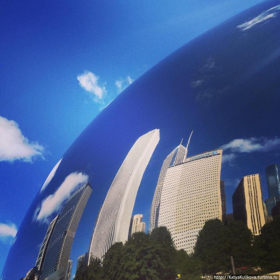 Отражение в Cloud Gate (облачные врата) Чикаго, CША