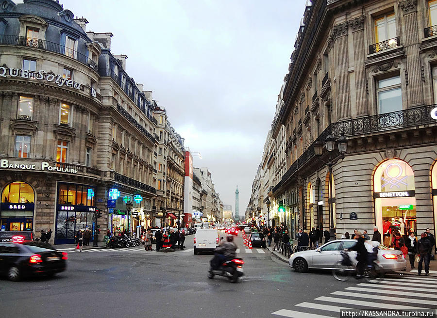 Бульвар ведет к  фешенебельному  району. Ориентир-Вандомская колонна со статуей  Наполеона в центре площади. Париж, Франция