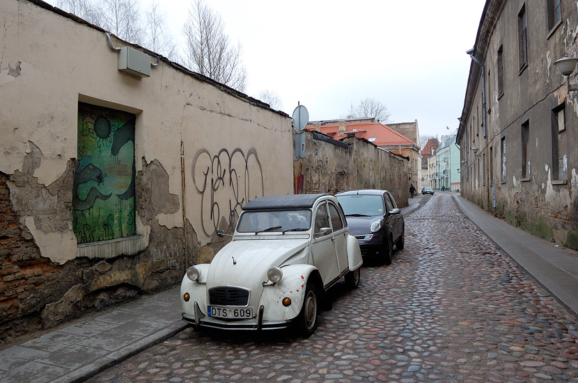 Машинки на улицах старого города Вильнюс, Литва