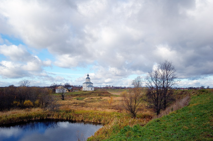 Вид на Ильинскую церковь с земляного вала Кремля Суздаль, Россия