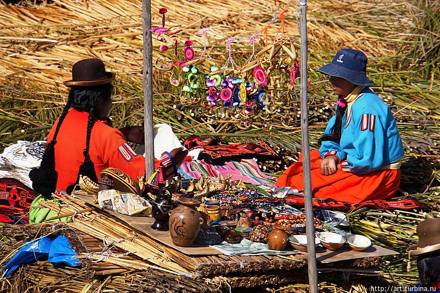 Уросцы давно забросили все свои дела и работают исключительно на туристов. Озеро Титикака, Перу