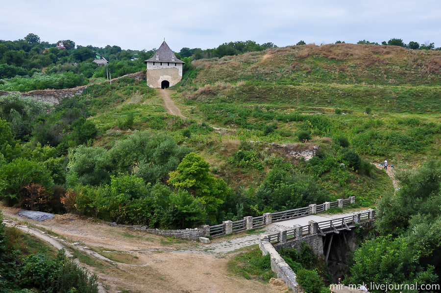 Мост, ведущий к одной из укрепительных башен с воротами. Хотин, Украина