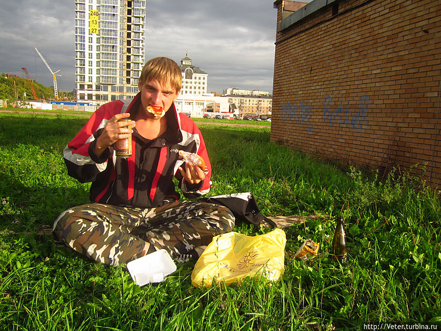 Небольшой пикник с темныл Козлом и копченой куриной грудкой. Казань, Россия
