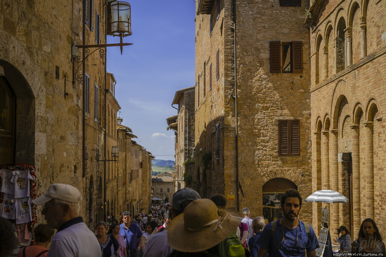 Город San Gimignano над долиной местного Кьянти Сан-Джиминьяно, Италия