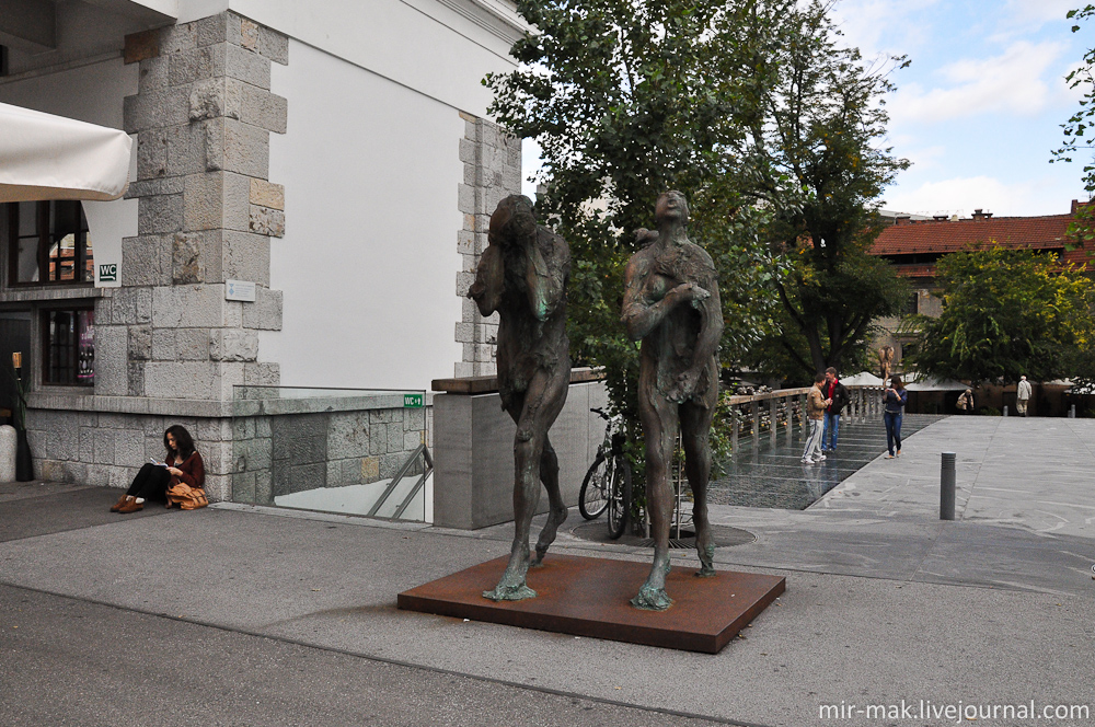 Адам и Ева, по-крайней мере таковыми их видит известный словенский художник-модернист Яков Брдар.

Скульптура называется «Изгнание из Рая». Любляна, Словения