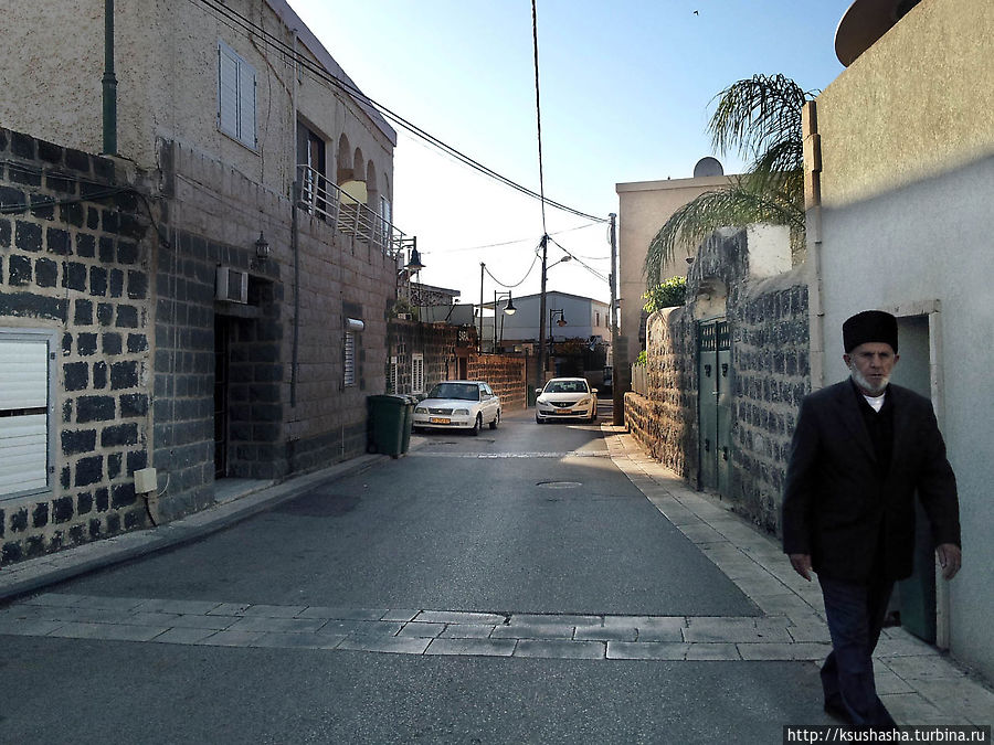 на улицах мало народу, пятница — отдыхают после молитв Кфар-Кама, Израиль