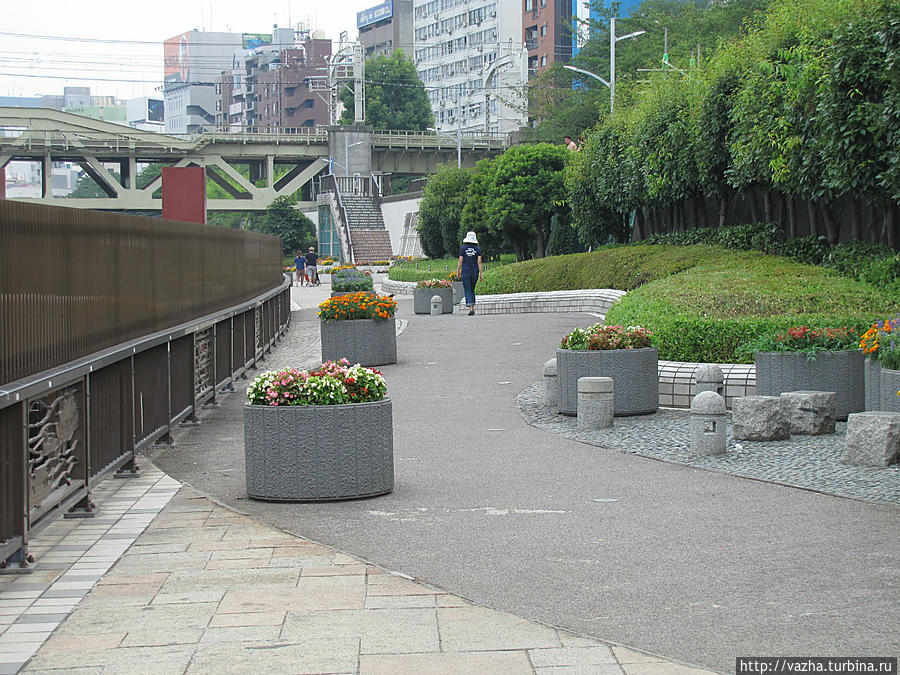 Небольшой парк и набережная Сумиды. Токио, Япония