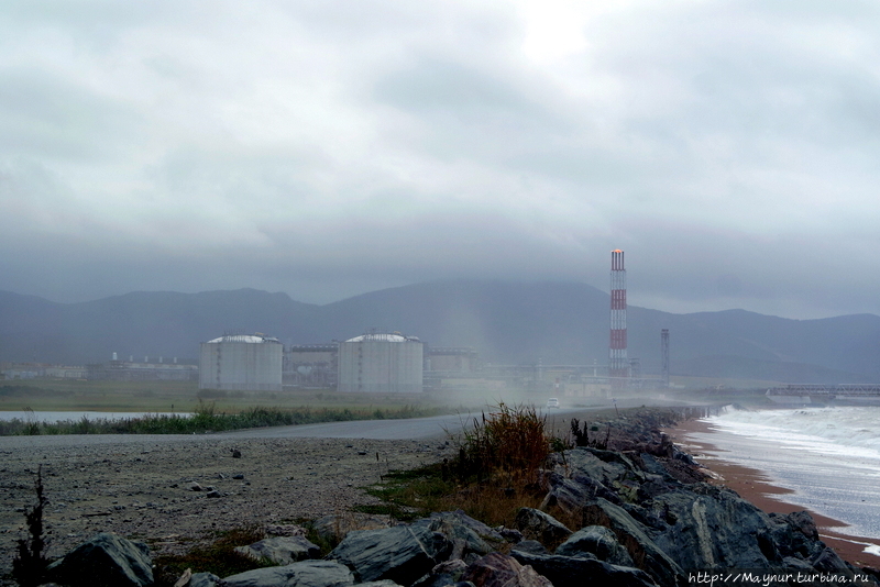 Там вдали за туманной завесой находится завод Пригородное. Южно-Сахалинск, Россия