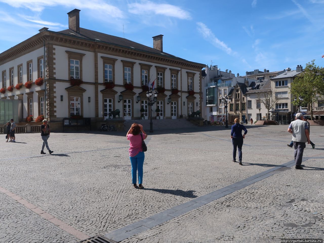 На площади Гийома II находится памятник (на текущий момент вокруг памятника осуществляется ремонт), осматриваем другие достопримечательности: на фотографии ратуша. Люксембург, Люксембург