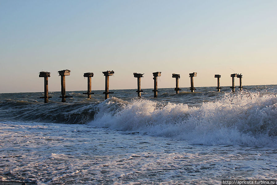остатки старого пирса в Лоо