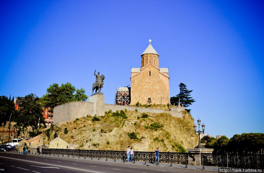 Храм Матехи и рядом памятник  Царю Вахтангу Горгасали, основателю города. Тбилиси, Грузия