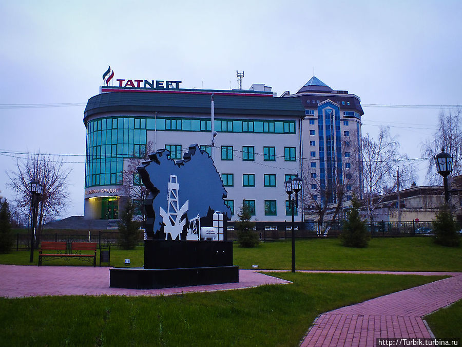 спрятались за банком на заднем плане собственно старое (видно только логотип) и новое офисные здания Татнефти, храни их Аллах Альметьевск, Россия