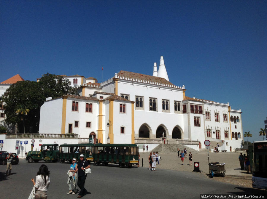 Национальный дворец Синтры, неформально также называемый Деревенским дворцом — средневековый дворец в Синтре (Португалия), где с XV до конца XIX века жили португальские монархи. 
История дворца восходит к временам арабского завоевания Пиренейского полуострова. В то время в Синтре было 2 замка — расположенный на возвышенности укреплённый Замок мавров и расположенная в городе резиденция мавританских правителей этого региона. Впервые она упоминается в X веке. Синтра, Португалия