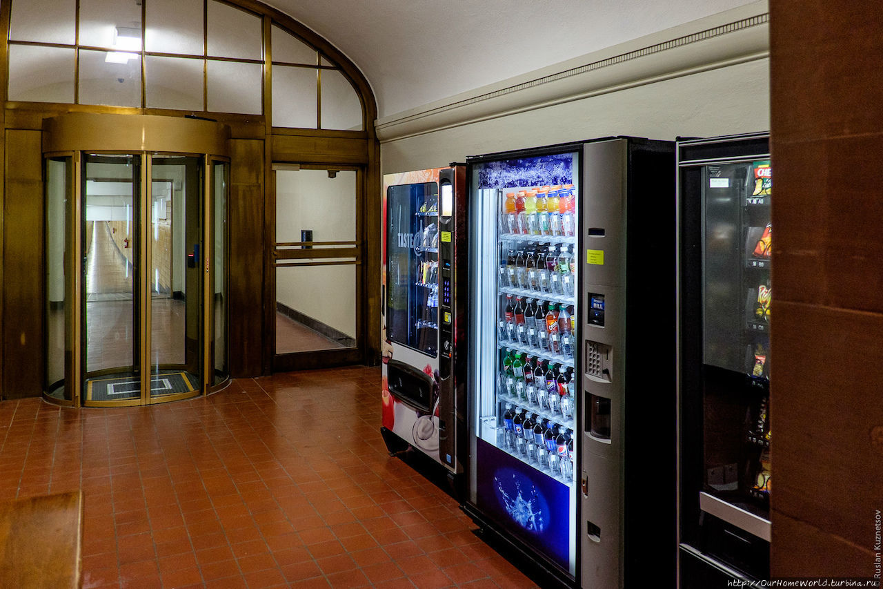 49. Заходим. Гулкие коридоры, прохладно, холодильники гудят. Штат Нью-Йорк, CША