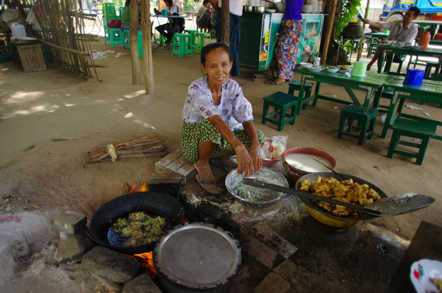 Зажиточная хозяйка местной кафешки Баган, Мьянма