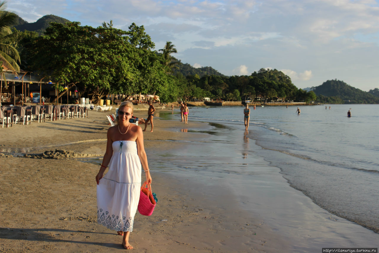 Белое хлопковое платье очень удобное. Можно его одеть и как длинную юбку.