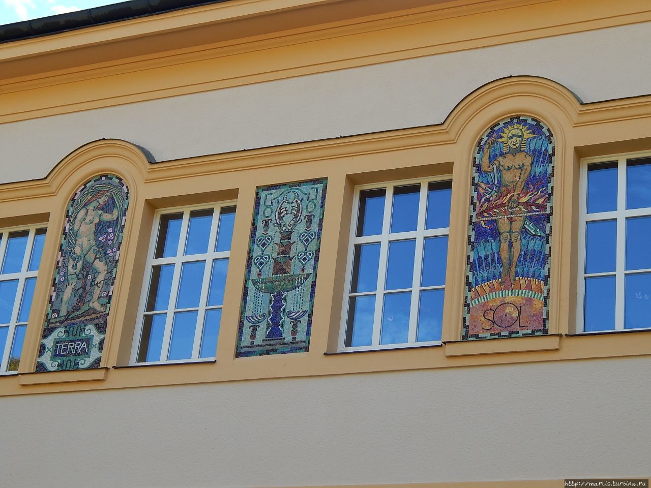 Мозаичные панно на фасаде