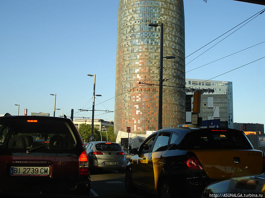 Башня Агбар — третье по высоте здание в Барселоне, поэтому, проезжая через город, вы обязательно остановите на нем свой взгляд. Тем более, что башня привлекает внимание днем свой необычной формой, а в темное время суток -яркой подсветкой. Башня Агбар заслуживает звание очередной, новейшей достопримечательности Барселоны, ведь в 2005 году ее торжественно открыл сам король Испании. Барселона, Испания