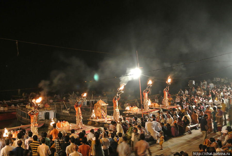 Ежедневная церемония Ганга Аарти Варанаси, Индия