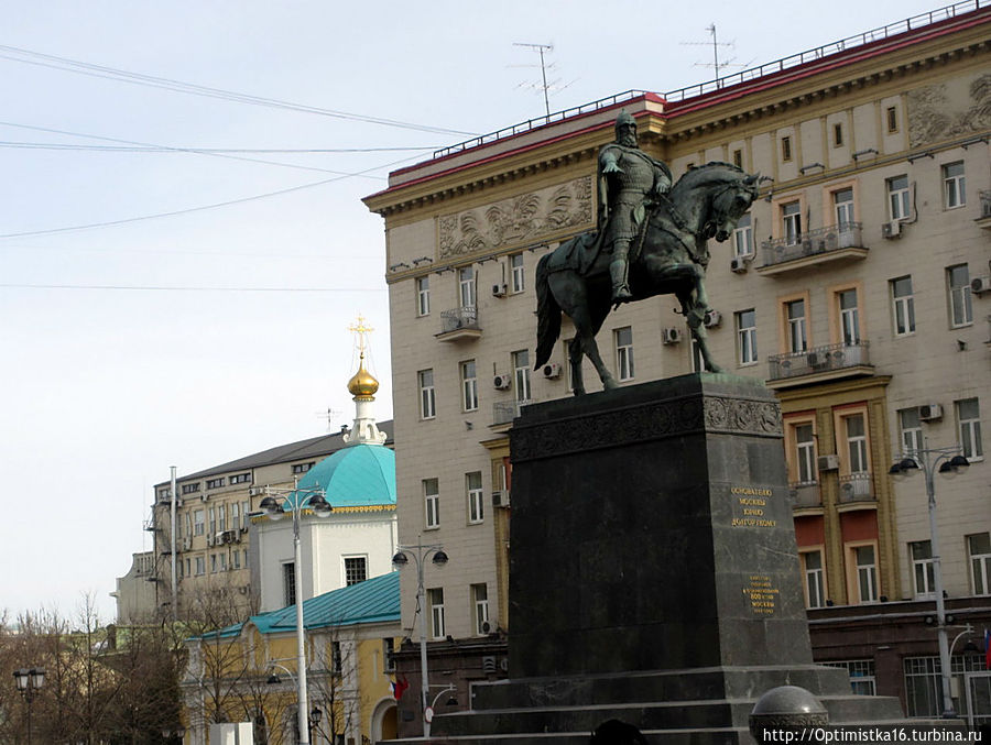 Тверская площадь и памятник Юрию Долгорукому. На заднем плане — храм Космы и Дамиана в Шубине Москва, Россия