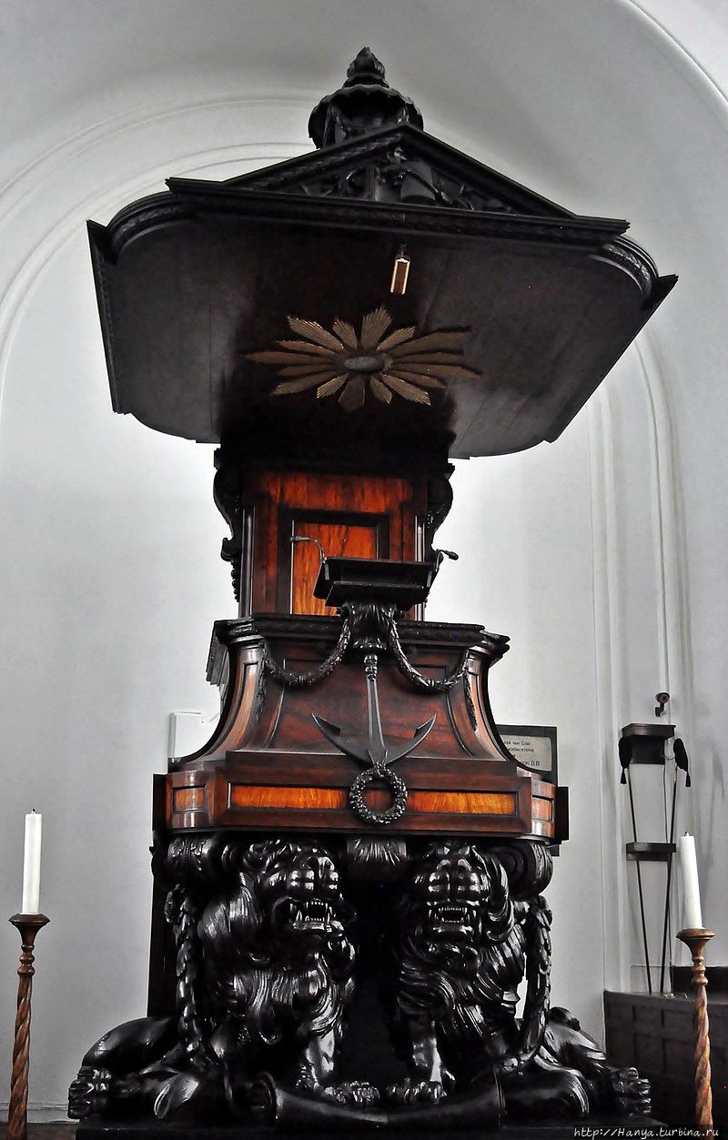 Groote Kerk. Кафедра резн Groote Kerk. Кафедра резн