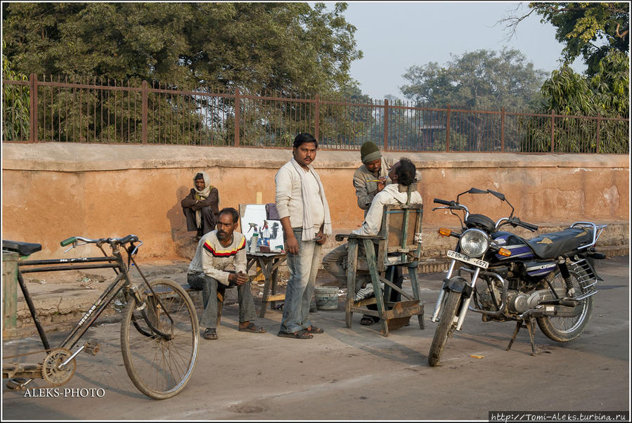 Парикмахерская — прямо на обочине дороги. Прикольное кресло — образец индийского придорожного дизайна.. Агра, Индия