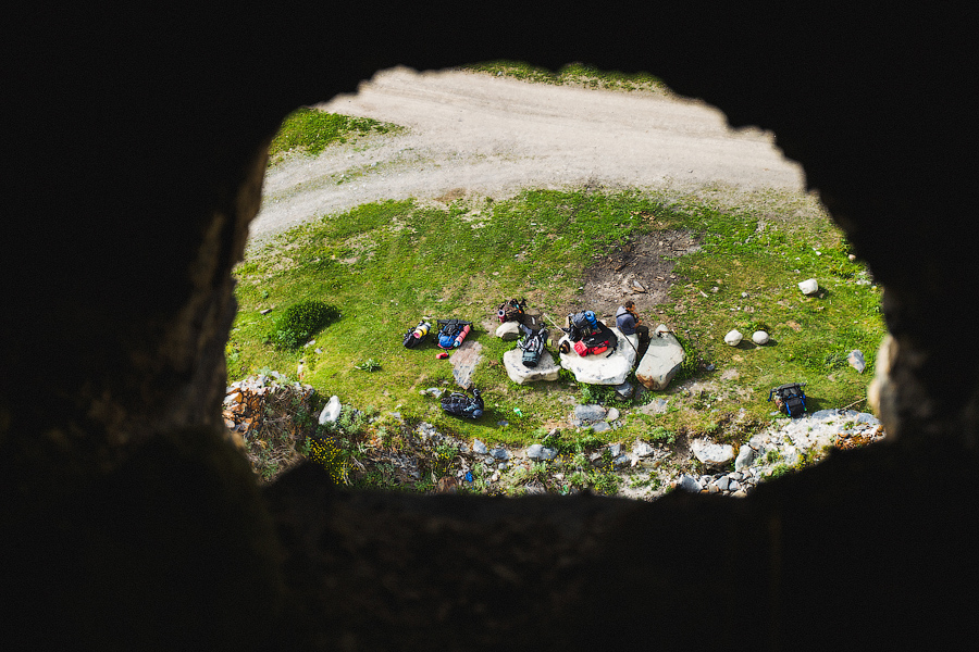 Внутри — ничего интересного:) Только маленькие окошки на уровне пола.. Женя скучает, охраняет рюкзаки..