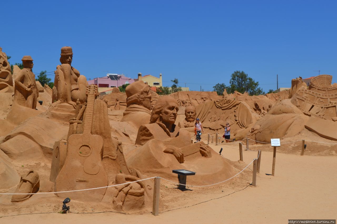 Международный фестиваль скульптур из песка ( FIESA )
в Пера, Португалия Албуфейра, Португалия