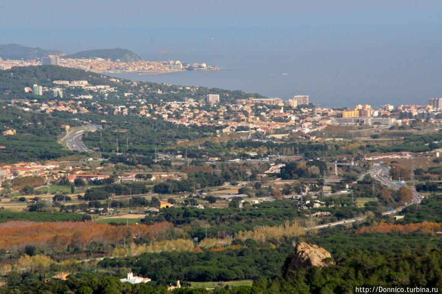 Platja d’Aro на переднем плане, а на заднем — Palamos Сан-Фелиу-де-Гишольс, Испания