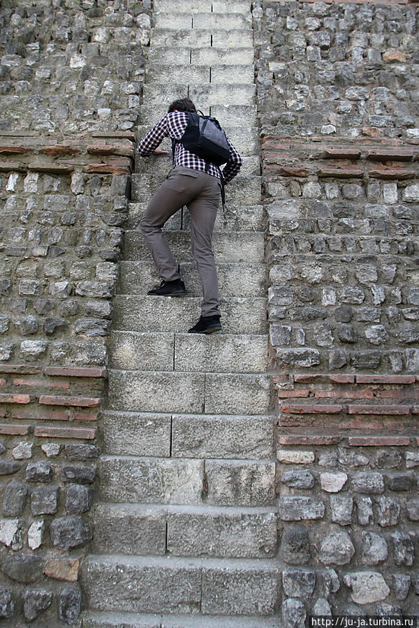 В некоторых местах на стену можно забраться по оооочень крутым ступенькам! Стамбул, Турция