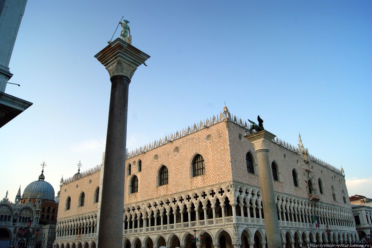 Дворец дожей, колонны Святых Теодора и Марка Венеция, Италия