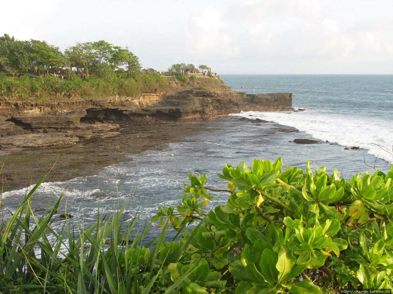 Вид на среднюю площадку от скалы с храмом Пура Бату Балонг