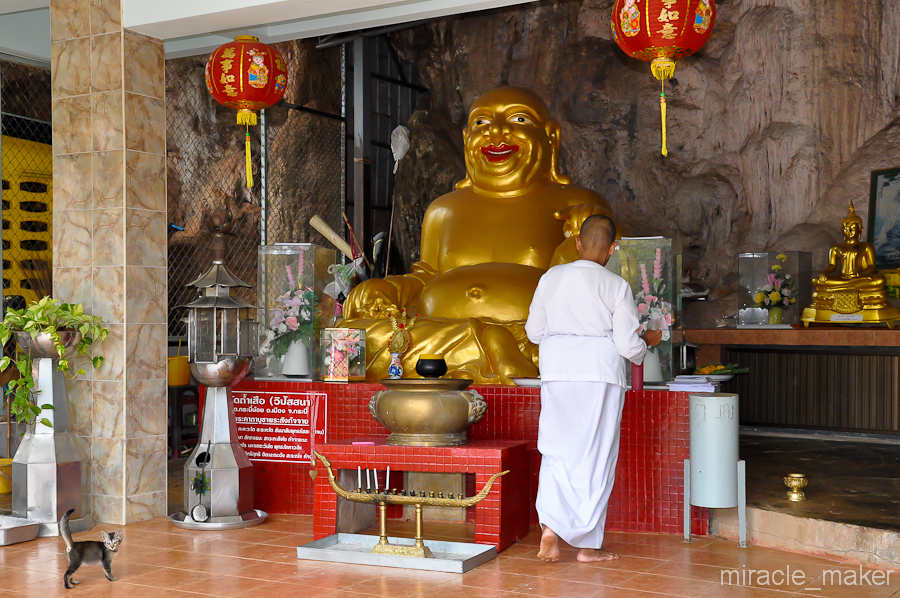 А здесь можно получить благословение у монахини, в виде красной нити повязанной на запястье. Я почему-то склонен верить в силу таких артефактов.