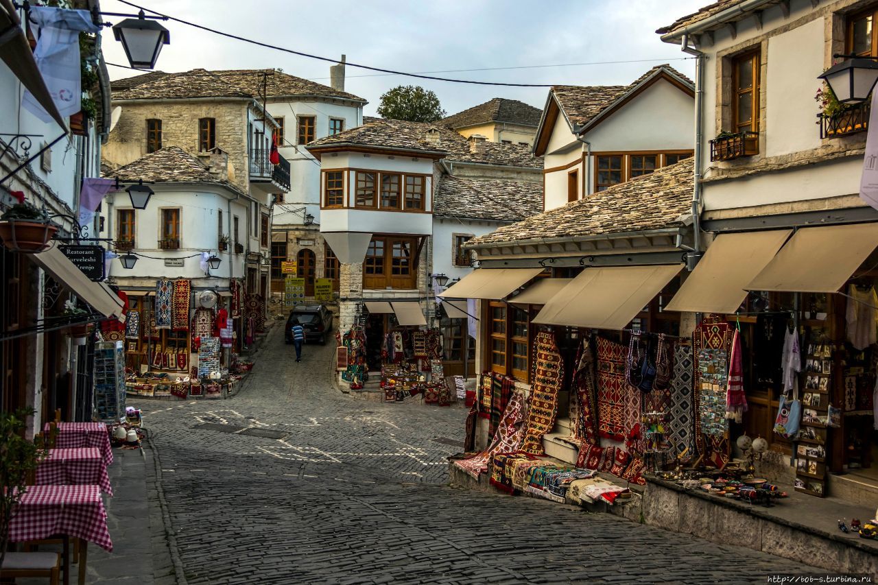 Вечерний старый город. Пусто, тихо, спокойно... Гирокастра, Албания