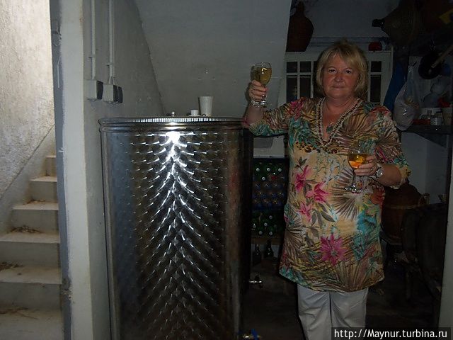 Проба вина , а также угощение для нас. Эта женщина подвезла нас до винодельни, но не отпустила, зазвала в дом, где мы в кругу ее родственников угощались разными сортами вина.Надо отдать должное- угощали нас повсеместно, даже если мы просто проходили мимо.