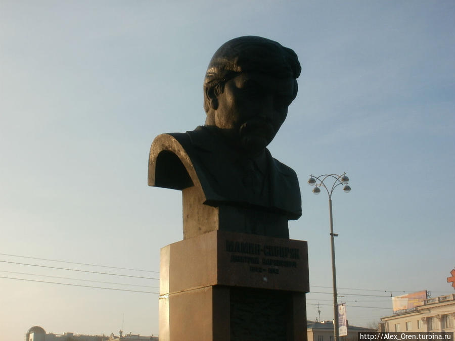 Памятник писателю Мамину-Сибиряку. Екатеринбург, Россия