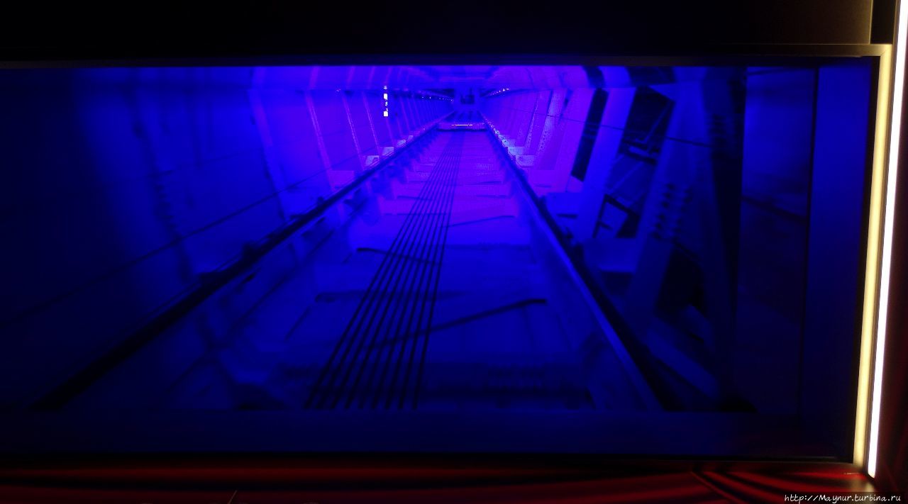 Шахта  лифта. Токио, Япония