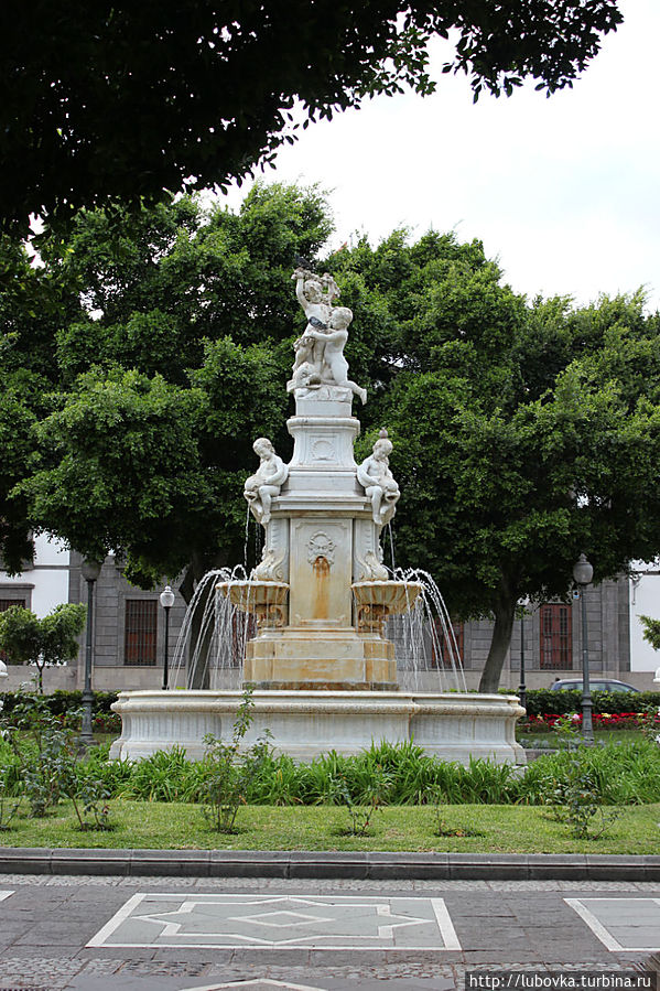 Фонтан на площади Пласа Вейлер (Plaza Weyler).