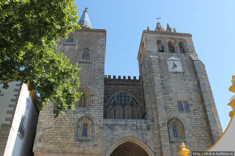 Два церковных здания — привлекающее и карающее Эвора, Португалия