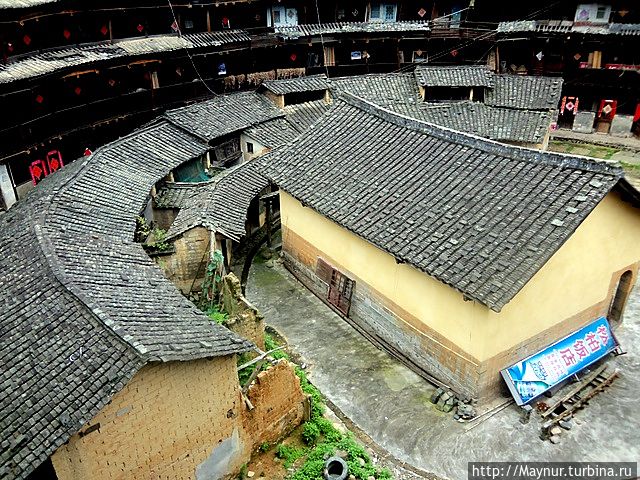 Основное требование ко всем сооружениям внутри двора — все крыши должны быть по уровню ниже крыши первого кольца. Китай