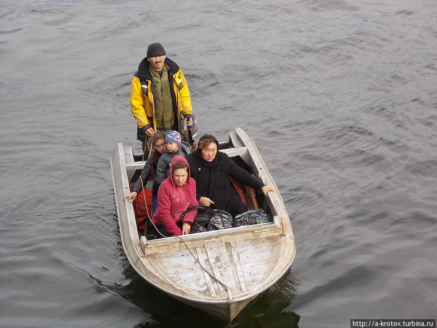 Местные идут на подсадку на судно. Можно заметить, что  лица у них северообразные Туруханск, Россия