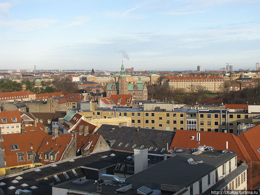 А вот мы и на смотровой площадке башни. Даже если вы боитесь высоты, то не отказывайте себе в удовольствии подняться.  Площадка широкая, есть скамеечки и бинокль, а по всей окружности высокое двойное ограждение — то есть совсем не страшно!