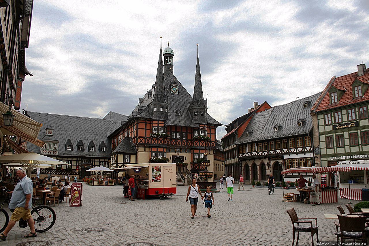 Рыночная площадь и ратуша, фонтан, готический дом. Вернигероде, Германия
