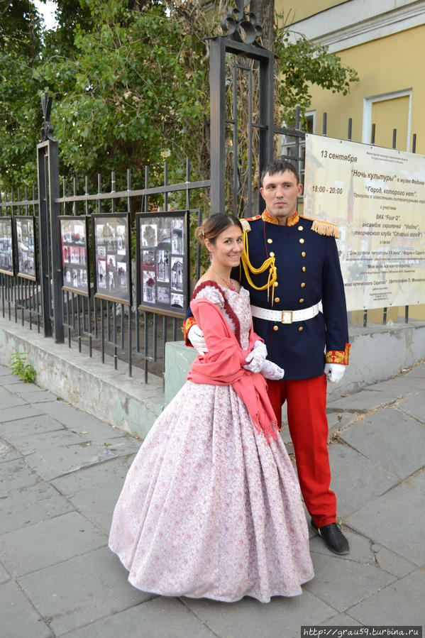 Весёлые лица, маски и костюмы праздничного города Саратов, Россия