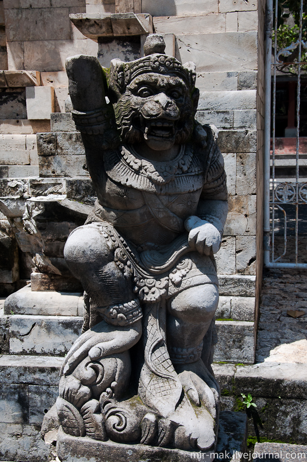 Это не богини, а каменные стражи около одних из ворот храма. Бали, Индонезия