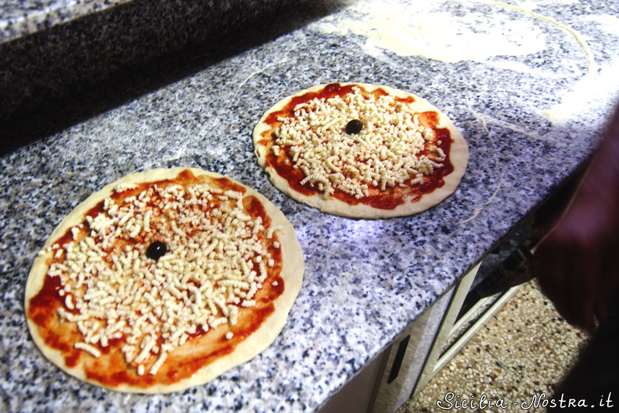 Моцарелла и неизменные черные маслины