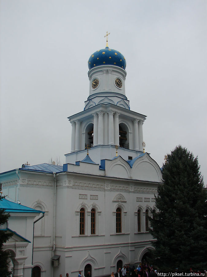 Покровская церковь, вид на южный фасад. Двухэтажное здание церкви выстроено в стиле украинского барокко XVIII века Святогорск, Украина