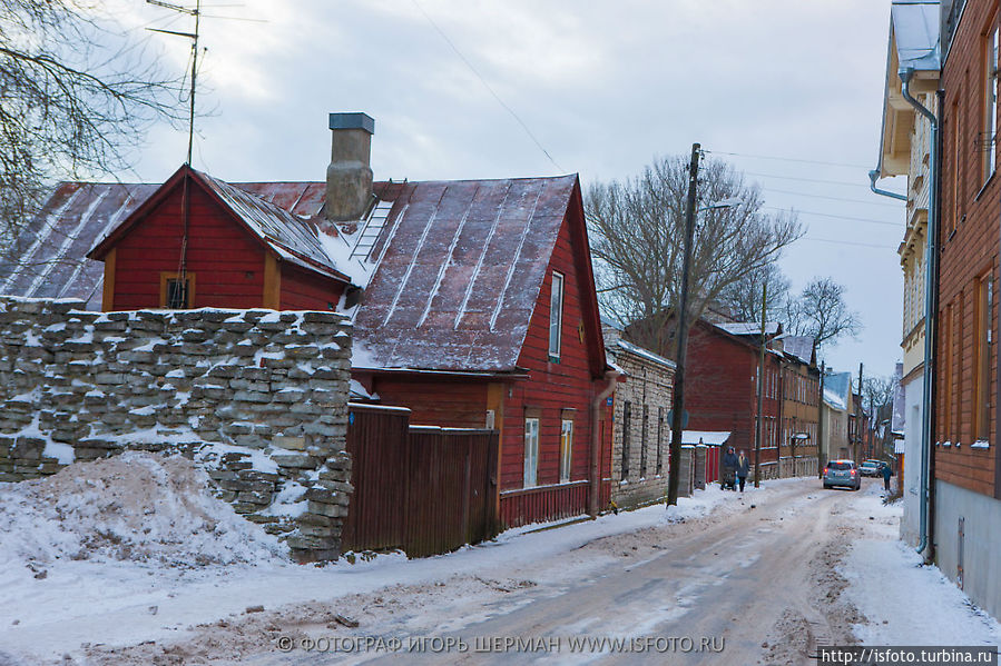 Эти дома стали для нас открытием. Мы и не знали, что в 10- минутах ходьбы от Старого Города есть улочки с деревянными домами. Таллин, Эстония