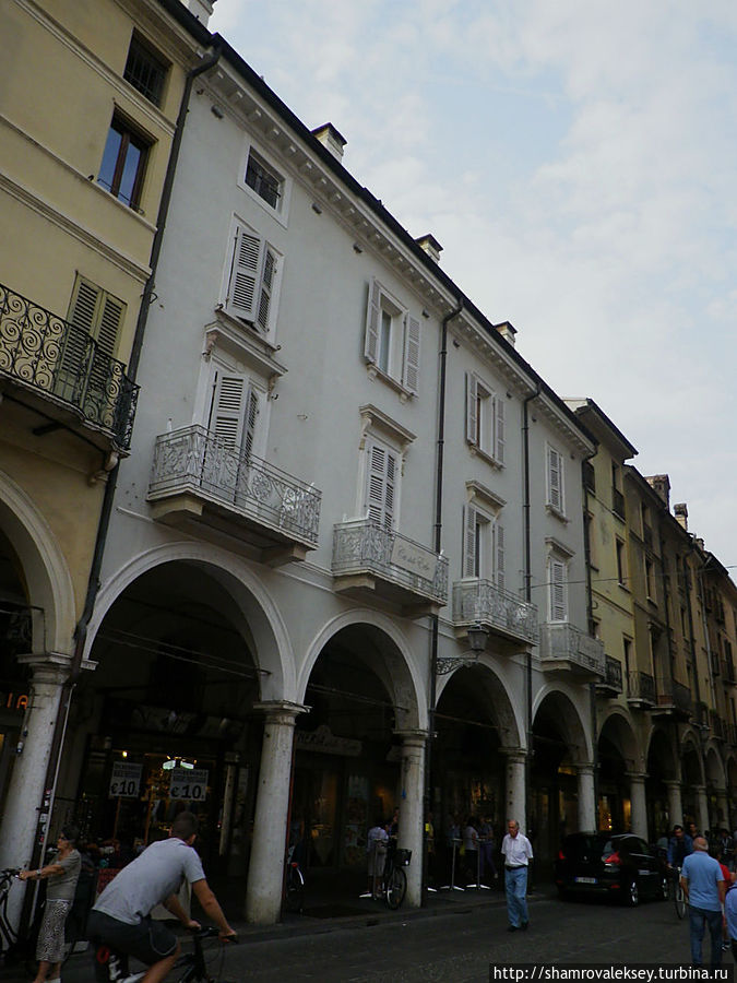 Мантуя. По улицам и площадям старинного города Мантуя, Италия