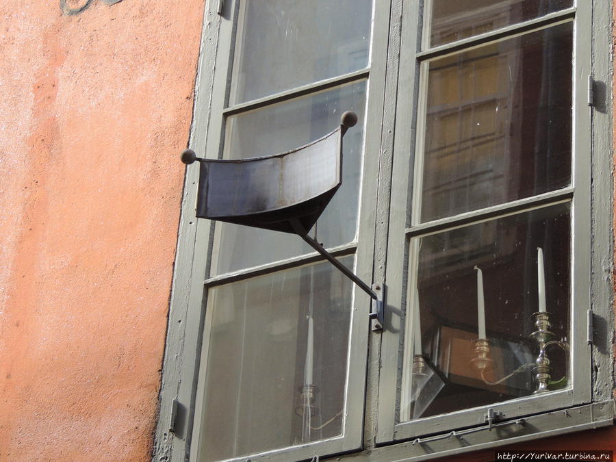 Такие зеркала издавна устанавливались на солнечной стороне улиц, перенаправляя свет на другие окна Стокгольм, Швеция